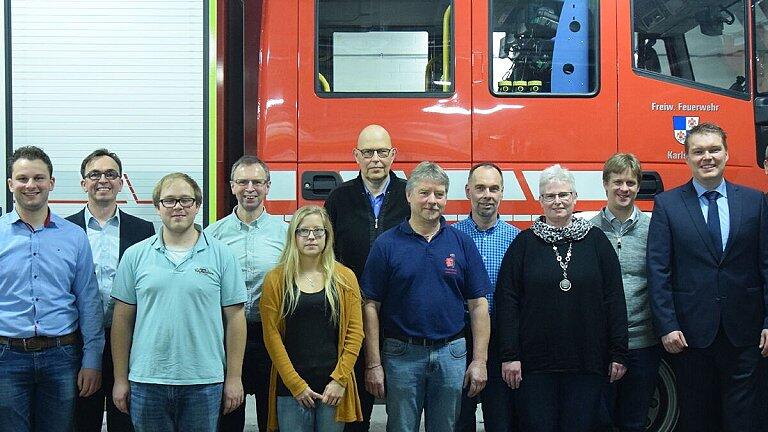 Die Karlstadter Feuerwehr ehrte langjährige Mitglieder. Im Bild von links: stellvertretender Kommandant Andreas Büttner, Alex Hofmann, Felix Arndt, Wolfgang Hofmann, Jenny Arndt, Kurt Amthor, Klaus Lankes, Johannes Nuß, Silja Nuß, Christian Brust, Vorsitzender Gregor Weigel und Kommandant Stephan Brust. Die Karlstadter Feuerwehr ehrte langjährige Mitglieder. Im Bild von links: stellvertretender Kommandant Andreas Büttner, Alex Hofmann, Felix Arndt, Wolfgang Hofmann, Jenny Arndt, Kurt Amthor, Klaus Lankes, Johannes Nuß, Silja Nuß, Christian Brust, Vorsitzender Gregor Weigel und Kommandant Stephan Brust.
