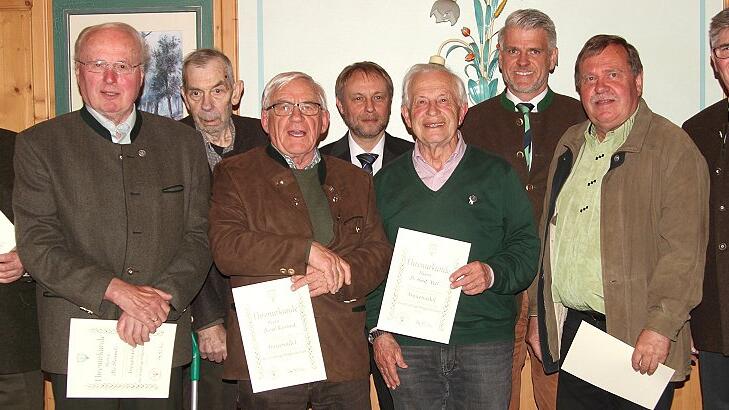 Seit 40 oder gar 50 Jahren halten diese Jäger der Kreisgruppe Haßfurt im Bayerischen Jagdverband die Treue. Das Bild zeigt (von links) Karl Ehinger, Otto Steinmetz, Wolfgang Weiglein, Bernd Reinhard, Andreas Koch, Dr. Horst Voll, stellvertretenden Vorsitzenden Steffen Vogel, Ingbert Sollmann und Vorsitzender Rudolf Meyer. Seit 40 oder gar 50 Jahren halten diese Jäger der Kreisgruppe Haßfurt im Bayerischen Jagdverband die Treue. Das Bild zeigt (von links) Karl Ehinger, Otto Steinmetz, Wolfgang Weiglein, Bernd Reinhard, Andreas Koch, Dr. Horst Voll, stellvertretenden Vorsitzenden Steffen Vogel, Ingbert Sollmann und Vorsitzender Rudolf Meyer.