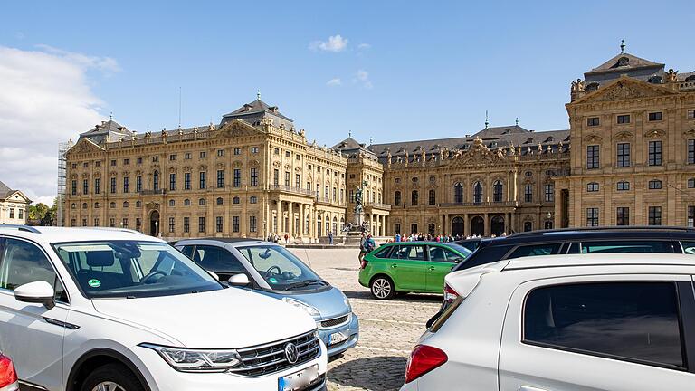 Der Residenzplatz heute: Überwiegend wird er als Parkplatz genutzt, auch größere Konzerte oder Empfänge finden hier manchmal statt.