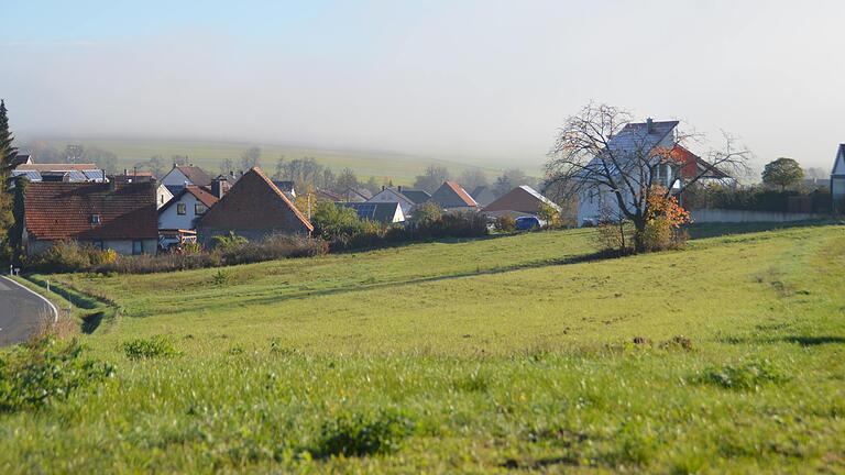 In unserer Übersicht sehen Sie, in welchen Gemeinden im Raum Marktheidenfeld neue Baugrundstücke zum Verkauf stehen oder geplant sind. Auf diesem Gelände soll das Baugebiet 'Muttertal III in Urspringen' entstehen.