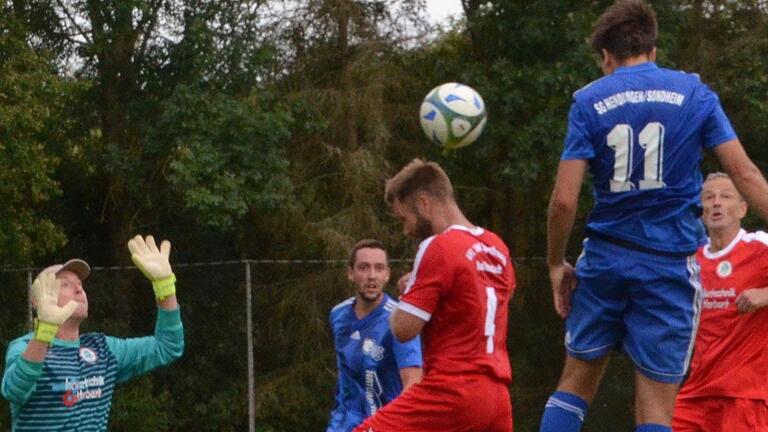 Die SG Hendungen-Sondheim/Gr.&nbsp; (auf unserem Archivbild Kai-Lukas Koch, Nummer 11, beim Kopfball) bleibt nach dem Sieg in Oberelsbach in der A-Klasse Rhön 3 verlustpunktfrei.