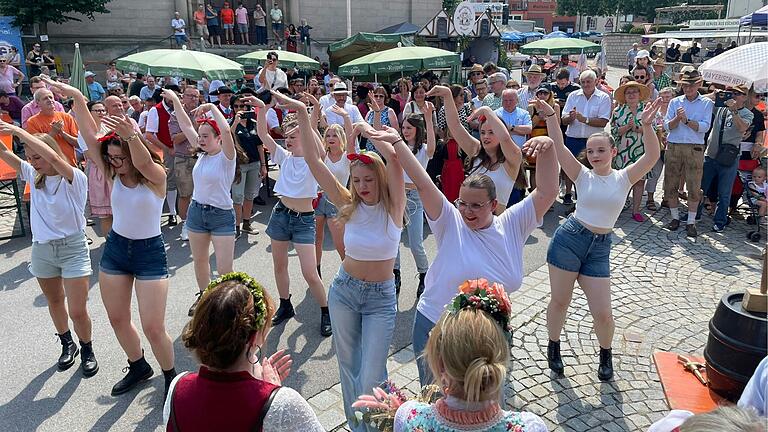 Die Tanzgruppe 'Fire' bei ihrer Vorführung auf dem Marktplatz.