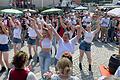 Die Tanzgruppe 'Fire' bei ihrer Vorführung auf dem Marktplatz.