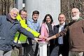 Der neue Funkturm bei Hassenbach ist in Betrieb gegangen. (von links ) Horst Geier, Hartmut Vierle, Christoph Huber, Nicole Wehner, Mario Götz und Thomas Schuhmann drücken den Buzzer für den Start.       -  Der neue Funkturm bei Hassenbach ist in Betrieb gegangen. (von links ) Horst Geier, Hartmut Vierle, Christoph Huber, Nicole Wehner, Mario Götz und Thomas Schuhmann drücken den Buzzer für den Start.