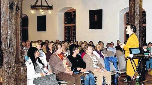 Großes Interesse an Schüßler Salzen       -  (mia)   Großen Zuspruch erfuhr der von der Rudolph-Glauber-Apotheke organisierte Vortrag über Schüßler Salze im historischen Rathaus von Karlstadt, heißt es in einer Pressemitteilung. Der Einladung der Rudolph-Glauber- Apotheke folgten rund 200 Interessierte und lauschten begeistert den Ausführungen der Referentin Angelika Gräfin Wolffskehl von Reichenberg. Dank ihrer langjährigen Erfahrung als Heilpraktikerin führte Gräfin Wolffskehl die Zuhörer in die Grundlagen der Therapie mit Schüßler Salzen ein. Anschließend zeigte die erfolgreiche Therapeutin Möglichkeiten, wie Schüßler Salze bei Burnout und anderen seelischen Problemen sowie beim metabolischen Syndrom (unter anderem Diabetes, Arteriosklerose, Schlaganfall, Übergewicht) erfolgreich angewendet werden können. Margarete Braun, Inhaberin der Rudolph-Glauber-Apotheke, dankte der Referentin und dem aufmerksamen Publikum für das Gelingen der Veranstaltung.