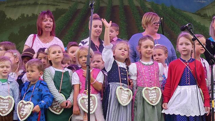 Begeistert dabei: Die Sander Kindergartenkinder sangen das Weinfestlied.