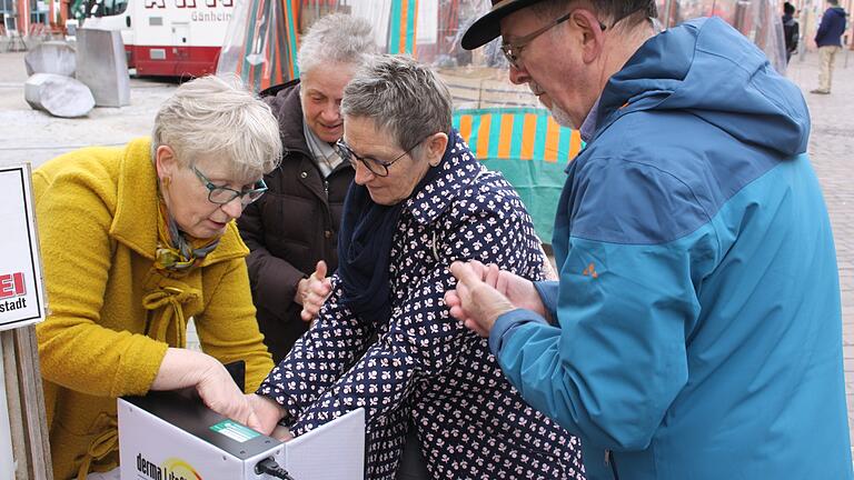 Erst gleichmäßig verteilen und dann unter UV-Licht nachschauen. Wie gut sie ihre Hände waschen konnten Passanten am Donnerstag auf dem Karlstadter Marktplatz ausprobieren. Fachkrankenschwester Bernadette Cosanne ergriff privat die Initiative.&nbsp;