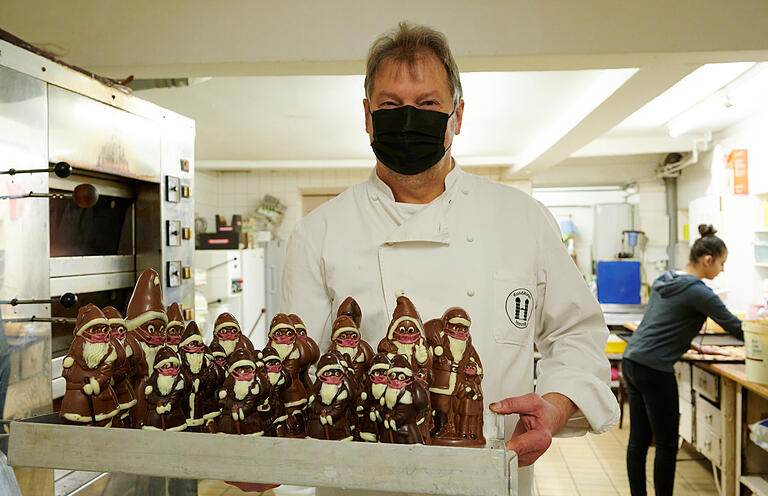 Kommt kaum noch nach: Konditor Herbert Häcker mit seinen geschützten Nikoläusen.