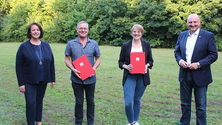 SPD-Ortsvorsitzende Monika Poracky (links) und MdB Bernd Rützel (rechts) ehrten Werner Lochmann und Anja Güll für langjährige Mitgliedschaft.