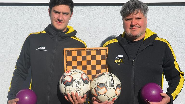 Niklas (links) und Michael Schilling kicken, kegeln und spielen zusammen Schach in einer Mannschaft. Niklas (links) und Michael Schilling kicken, kegeln und spielen zusammen Schach in einer Mannschaft.