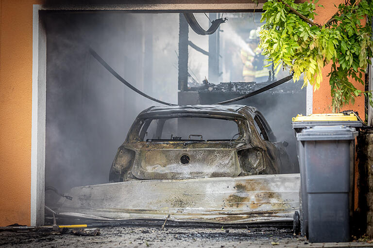 Auch das Auto wurde bei dem Brand in der Küsterbergstraße in Zell am Main ein Raub der Flammen.