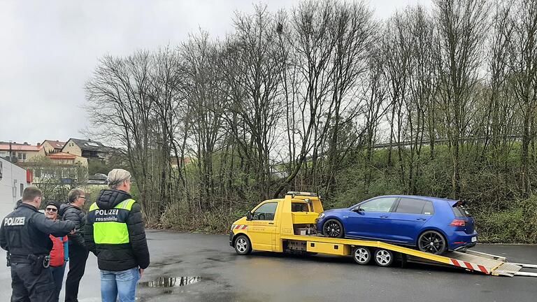 Beim GTI-Treffen in Münnerstadt kontrollierte die Polizei die Fahrzeuge der Tuner. Bei einem Polizeiwagen war allerdings auch der TÜV abgelaufen. - Beim GTI-Treffen in Münnerstadt kontrollierte die Polizei die Fahrzeuge der Tuner. Bei einem Polizeiwagen war allerdings auch der TÜV abgelaufen. Beim GTI-Treffen in Münnerstadt kontrollierte die Polizei die Fahrzeuge der Tuner. Bei einem Polizeiwagen war allerdings auch der TÜV abgelaufen. - Beim GTI-Treffen in Münnerstadt kontrollierte die Polizei die Fahrzeuge der Tuner. Bei einem Polizeiwagen war allerdings auch der TÜV abgelaufen.