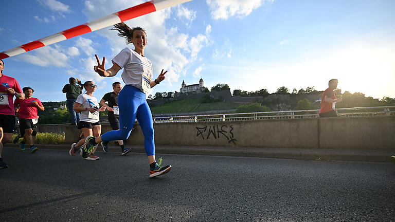 Firmenlauf WUE2RUN       -  Um die 1500 Läuferinnen und Läufer nehmen am Donnerstag (13.06.24) am sogenannten WUE2RUN Firmenlauf in Würzburg teil. Bei Abendsonne und milden Temperaturen passieren die Teilnehmer gegen 20 Uhr den Oberen Mainkai.