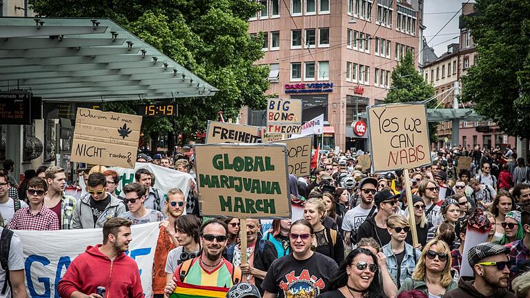 Unter dem Motto »Colorado, Amsterdam - wann ist endlich Würzburg dran?« demonstrierten rund 250 Personen  beim »Global Marijuana March« für die Legalisierung von Cannabis.