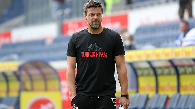 Freut sich nach dem 2:1-ERfolg beim Ligaprimus in magdeburg über den ersten Saisondreier seines Teams: Trainer Torsten Ziegner (FC Würzburger Kickers).