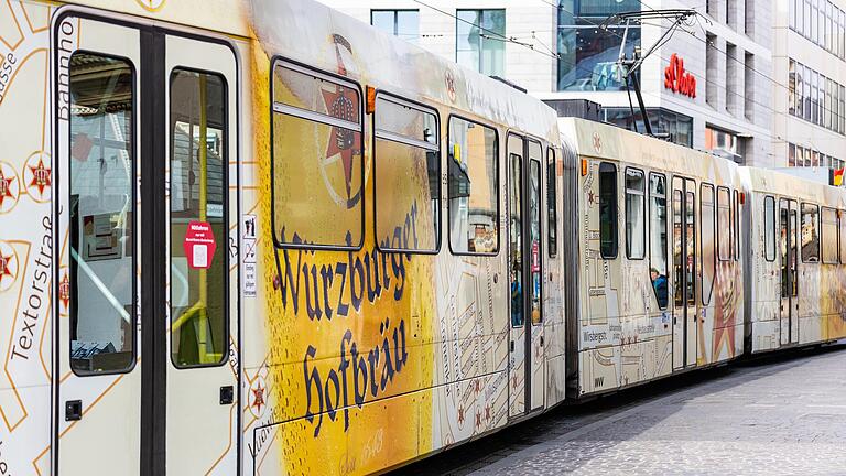 Fast Zweidrittel der Straßenbahnfenster der Würzburger 'Hofbräu-Bahn' sind mit Werbung bedeckt. Fahrgäste beschweren sich.