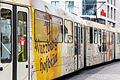 Fast Zweidrittel der Straßenbahnfenster der Würzburger 'Hofbräu-Bahn' sind mit Werbung bedeckt. Fahrgäste beschweren sich.