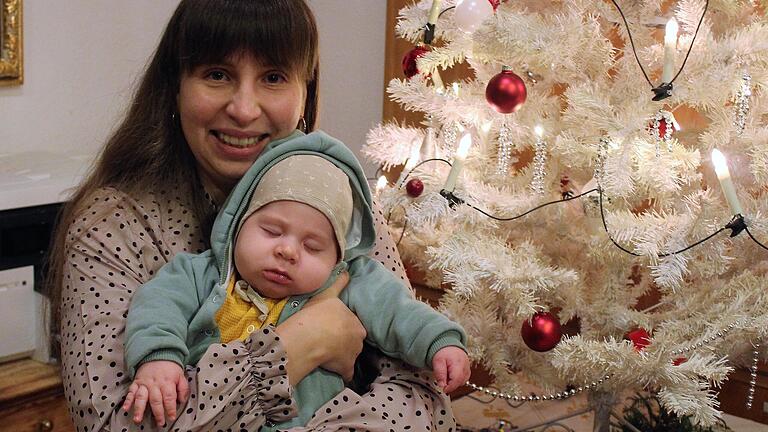 Das erste Weihnachten für den kleinen Hans: Das ukrainische Baby kam im August in Würzburg zur Welt. Seine Mutter Natalia hält ihn stolz.