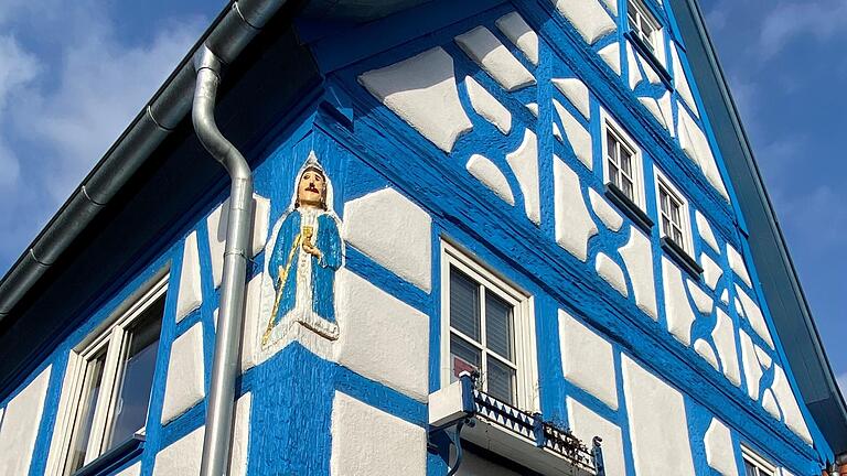 Die grellblaue Farbgestaltung eines Fachwerkhauses in Nordheim verstößt gegen die Gestaltungssatzung der Gemeinde Nordheim. Die grellblaue Farbgestaltung eines Fachwerkhauses in Nordheim verstößt gegen die Gestaltungssatzung der Gemeinde Nordheim. 