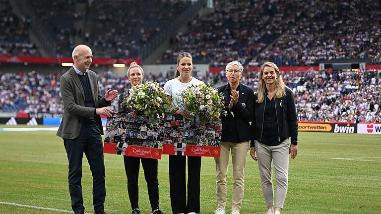 Deutschland - Österreich       -  Verabschiedung vor dem Spiel gegen Österreich: Svenja Huth und Melanie Leupolz