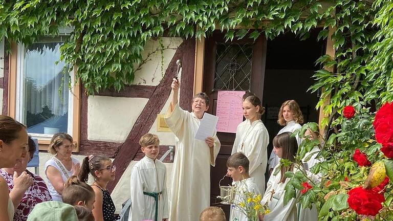 Die renovierte katholische Bücherei wurde auch außen gesegnet.       -  Die renovierte katholische Bücherei wurde auch außen gesegnet.