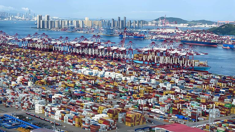 Hafen der chinesischen Stadt Qingdao       -  Im Hafen der chinesischen Stadt Qingdao herrscht viel Betrieb. Chinas Exporte legen zu.