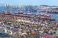 Hafen der chinesischen Stadt Qingdao       -  Im Hafen der chinesischen Stadt Qingdao herrscht viel Betrieb. Chinas Exporte legen zu.