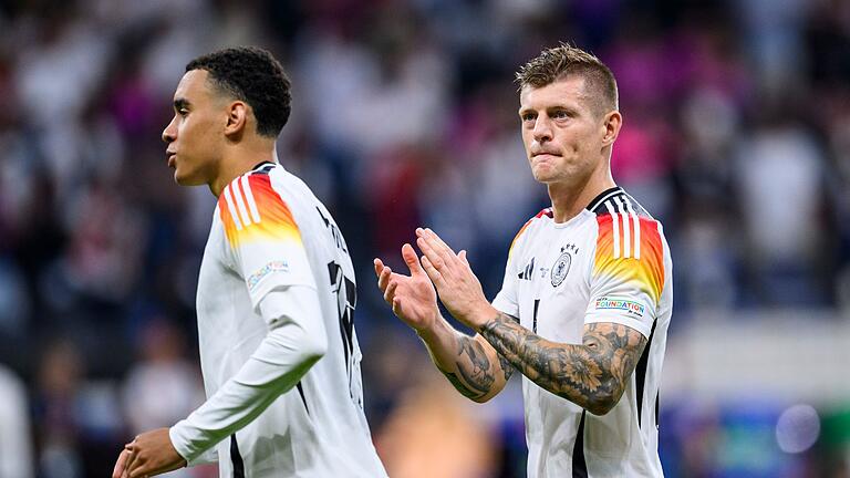 Euro 2024: Schweiz - Deutschland       -  Toni Kroos (r) ist froh über Spieler wie Jamal Musiala im Nationalteam.