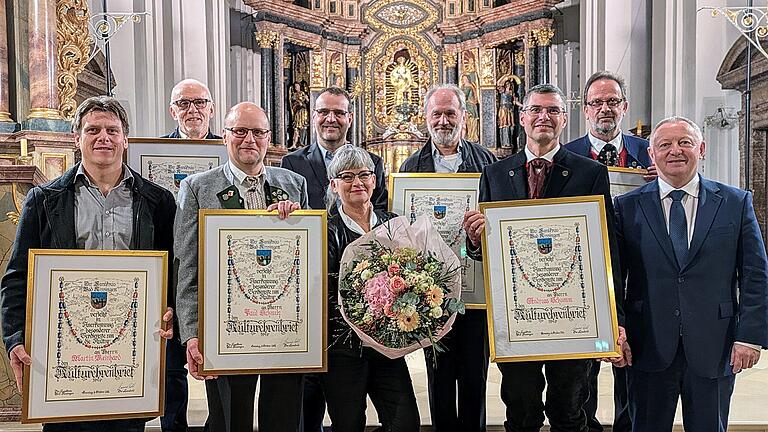 Kulturehrenbrief des Landkreises Bad Kissingen 2024       -  Landrat Thomas Bold (rechts) verlieh die diesjährigen Kulturehrenbriefe an (vorne von links): Martin Reinhard, Paul Schmelz, Eva Feichtinger und Andreas Schumm: Hinten von links: Paul Oschmann, Oliver Schikora und Josef Wilz (Altstadtverein Münnerstadt) sowie Wolfgang Hefner.