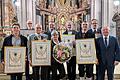 Kulturehrenbrief des Landkreises Bad Kissingen 2024       -  Landrat Thomas Bold (rechts) verlieh die diesjährigen Kulturehrenbriefe an (vorne von links): Martin Reinhard, Paul Schmelz, Eva Feichtinger und Andreas Schumm: Hinten von links: Paul Oschmann, Oliver Schikora und Josef Wilz (Altstadtverein Münnerstadt) sowie Wolfgang Hefner.