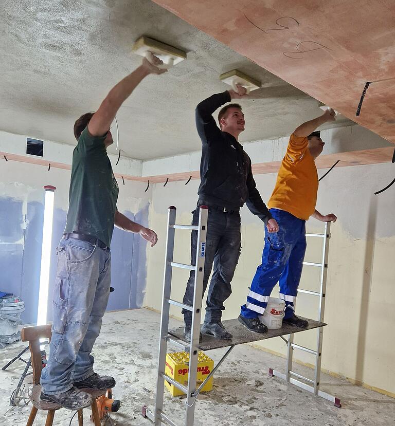Beweis für die tolle Leistung: Die Fußballer des Sportvereins Hüttenheim packten kräftig an beim Umbau ihrer Kabine. Beweis für die tolle Leistung: Die Fußballer des Sportvereins Hüttenheim packten kräftig an beim Umbau ihrer Kabine.