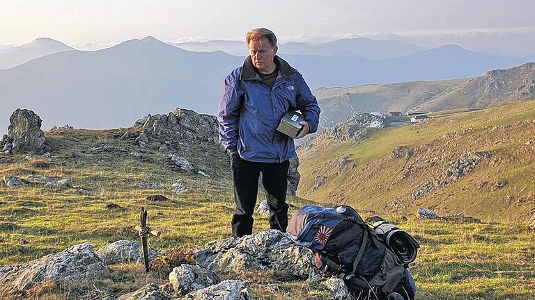 Auf den Spuren seines verstorbenen Sohnes: Augenarzt Tom Avery aus USA (Martin Sheen) sucht Antworten auf dem Pilgerweg nach Santiago de Compostela. Das Filmforum der Volkshochschule Marktheidenfeld zeigt in den Movie-Lichtspielen &bdquo;Dein Weg&ldquo;.