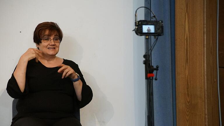 Für die Online-Teilnehmer der VdK-Podiumsdiskussion übersetzte Alexa Dölle alle Beiträge in Gebärdensprache. Für die Online-Teilnehmer der VdK-Podiumsdiskussion übersetzte Alexa Dölle alle Beiträge in Gebärdensprache.