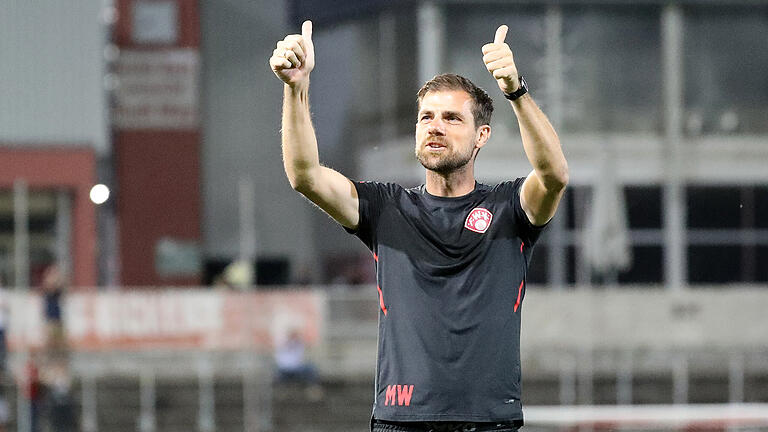 Trainer Marco Wildersinn (FC Würzburger Kickers) möchte gegen den TSV Buchbach den nächsten Sieg seiner Mannschaft feiern.