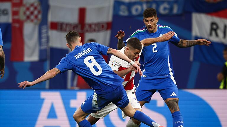 Kroatien - Italien - Die Italiener (blaue Trikots) sicherten sich durch ein spätes Remis gegen Kroatien das Achtelfinal-Ticket. Kroatien - Italien - Die Italiener (blaue Trikots) sicherten sich durch ein spätes Remis gegen Kroatien das Achtelfinal-Ticket.