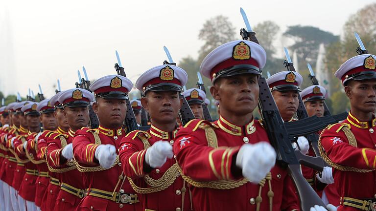 Militär in Myanmar       -  Trotz Machtdemonstrationen verliert das Militär zunehmend die Kontrolle. (Archivbild)