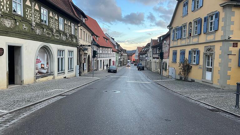 An der Hauptstraße ginge die barrierefreie Zone direkt an den Gebäuden vorbei. An der Hauptstraße ginge die barrierefreie Zone direkt an den Gebäuden vorbei.