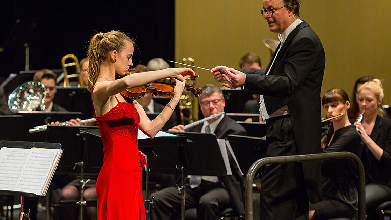 Samira Spiegel (Violine) versetzte als Solistin beim Neujahrskonzert der Bläserphilharmonie Schweinfurt unter Dirigent Walter Ratzek das Publikum in Begeisterung. Samira Spiegel (Violine) versetzte als Solistin beim Neujahrskonzert der Bläserphilharmonie Schweinfurt unter Dirigent Walter Ratzek das Publikum in Begeisterung.