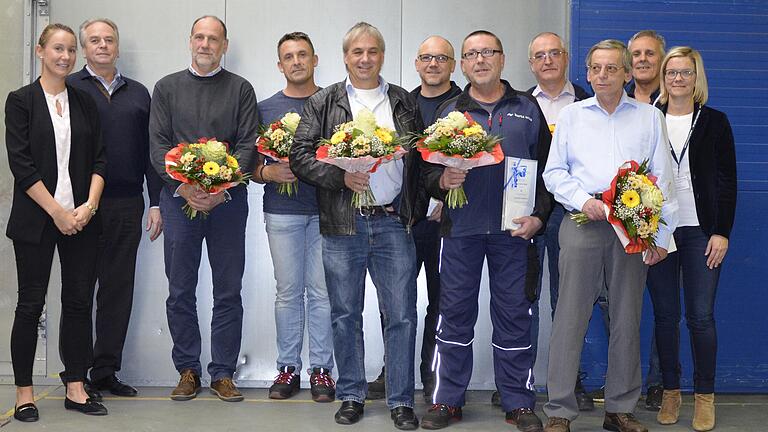 Personalleiterin Verena Alina Bartschat und Uwe Rothaug mit den verdienten Mitarbeitern (von links): Wolfgang Bauer, Michael Weiss, Kurt Kämmer, Thomas Hartung, Joachim Baader, Stefan Ludwig, Dieter Popp, Betriebsratsvorsitzender Joachim Kraft und Carolin Kurtz.
