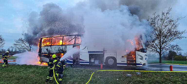 Die Feuerwehr Bergrheinfeld war mit zahlreichen Einsatzkräften vor Ort, um den brennenden Bus zu löschen. Die Feuerwehr Bergrheinfeld war mit zahlreichen Einsatzkräften vor Ort, um den brennenden Bus zu löschen.