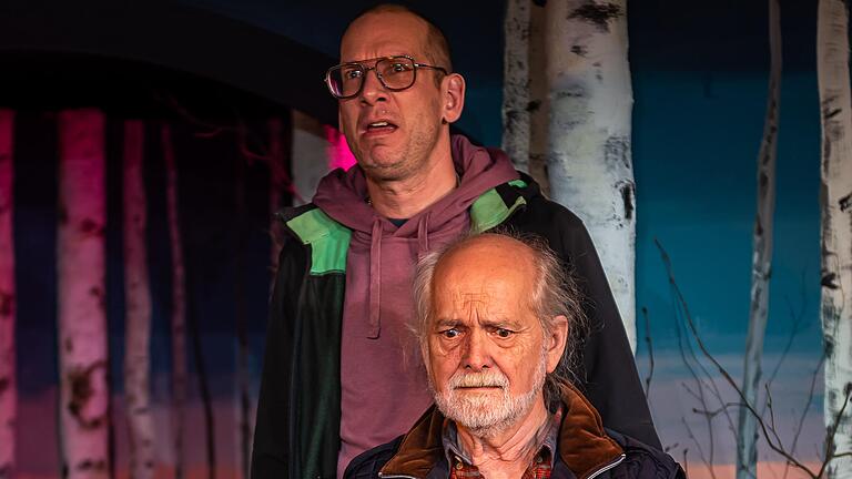 Frido Müller (links) und Gerd Eickelpasch in Enigma. Das Zwei-Personen-Stück feierte im KuZu Keller des Theater Chambinzky eine spannungsgeladene Premiere. Frido Müller (links) und Gerd Eickelpasch in Enigma. Das Zwei-Personen-Stück feierte im KuZu Keller des Theater Chambinzky eine spannungsgeladene Premiere.