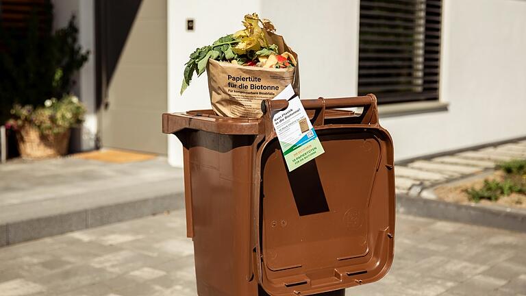 Mit der Aktion „Kein Plastik in die Biotonne“ wies das Kommunalunternehmen Rhön-Grabfeld auf die richtige Befüllung der Biotonnen hin. Katzenstreu und Käsepackungen gehören nicht hinein. Mit der Aktion „Kein Plastik in die Biotonne“ wies das Kommunalunternehmen Rhön-Grabfeld auf die richtige Befüllung der Biotonnen hin. Katzenstreu und Käsepackungen gehören nicht hinein.