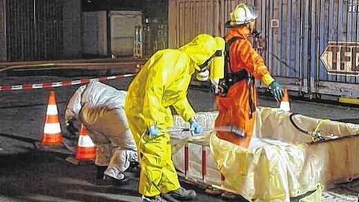 Säureeinsatz bei Tecosol: Säuberung der Schutzanzüge. Säureeinsatz bei Tecosol: Säuberung der Schutzanzüge.