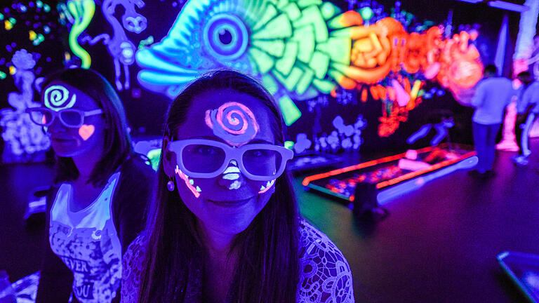 Würzburg, In den Posthallen am Hauptbahnhof gibt ein Indoor Minigolf mit 3 D Effekten und Schwarzlicht. Die Fotos entstanden am2.2.2016 vor der Eröffnung, mit einer 'Probe-Gruppe'.