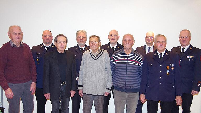 Unser Foto zeigt die geehrten Mitglieder der Freiwilligen Feuerwehr Garitz (von links): Werner Keß, Frank Sterker, Klaus Reichert, Norbert Hickl, Helmuth Schneider, Felix Keßler, Paul Kaiser, Oberbürgermeister Dirk Vogel, Thomas Hieke und Kommanda...       -  Unser Foto zeigt die geehrten Mitglieder der Freiwilligen Feuerwehr Garitz (von links): Werner Keß, Frank Sterker, Klaus Reichert, Norbert Hickl, Helmuth Schneider, Felix Keßler, Paul Kaiser, Oberbürgermeister Dirk Vogel, Thomas Hieke und Kommandant Ralf Schubert.