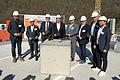 Der Grundstein für das Modellprojekt in Ebrach mit 33 staatlich geförderten Wohnungen ist gelegt. Im Bild (von links): Architekt Peter Gieseggi, Ebrachs Bürgermeister Daniel Vinzens, Landrat Johann Kalb, Staatsminister Christian Bernreiter, MDL Holger Dremel, Investor Harald Gerlach, sowie zwei Vertreter der Behörden.