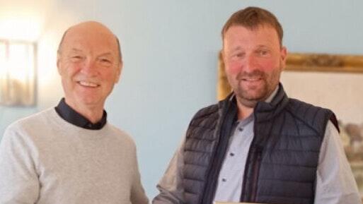 Bürgermeister Günther Hofmann (links) bedankte sich bei Stefan Lehritter, der seit 25 Jahren im Bauhof der Gemeinde Frickenhausen arbeitet.