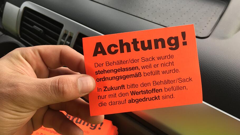 Diese Zettel kleben Mülleinsammler auf falsch sortierte Säcke. Diese Zettel kleben Mülleinsammler auf falsch sortierte Säcke.