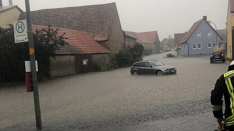 Am 9. Juni stand das Wasser bis zu 30 Zentimeter hoch auf der Hauptstraße von Unterspiesheim. Am 9. Juni stand das Wasser bis zu 30 Zentimeter hoch auf der Hauptstraße von Unterspiesheim.