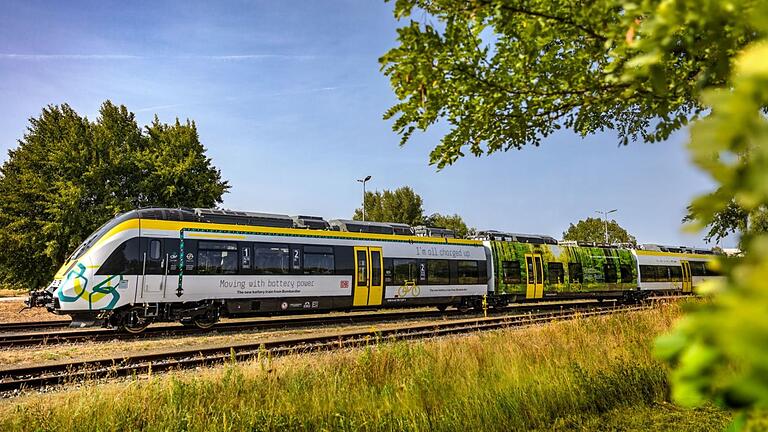So könnte sie zukünftig aussehen, die Mainschleifenbahn als Teil des öffentlichen Nahverkehrs. Zwischen Volkach und Würzburg fahren könnte möglicherweise ein Hybrid-Zug (im Bild ein Modell der Firma Bombardier), der mit Strom aus der Oberleitung statt mit Diesel fährt. Zusätzlich eingebaute Hochleistungsbatterien sollen auf nicht elektrifizierten Strecken eine Reichweite von rund 100 Kilometern erreichen. So könnte sie zukünftig aussehen, die Mainschleifenbahn als Teil des öffentlichen Nahverkehrs. Zwischen Volkach und Würzburg fahren könnte möglicherweise ein Hybrid-Zug (im Bild ein Modell der Firma Bombardier), der mit Strom aus der Oberleitung statt mit Diesel fährt. Zusätzlich eingebaute Hochleistungsbatterien sollen auf nicht elektrifizierten Strecken eine Reichweite von rund 100 Kilometern erreichen.